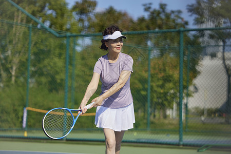 中老年女性打网球锻炼图片