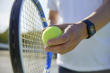 打网球男性老年男性打网球特写背景
