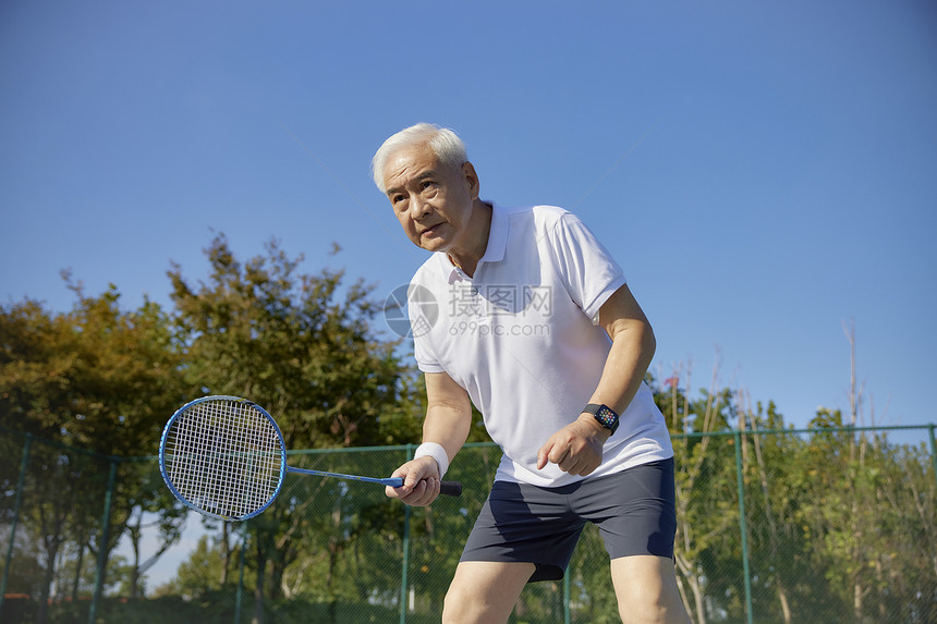 老年男性户外打羽毛球图片