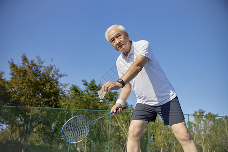 老年男性公园打羽毛球图片
