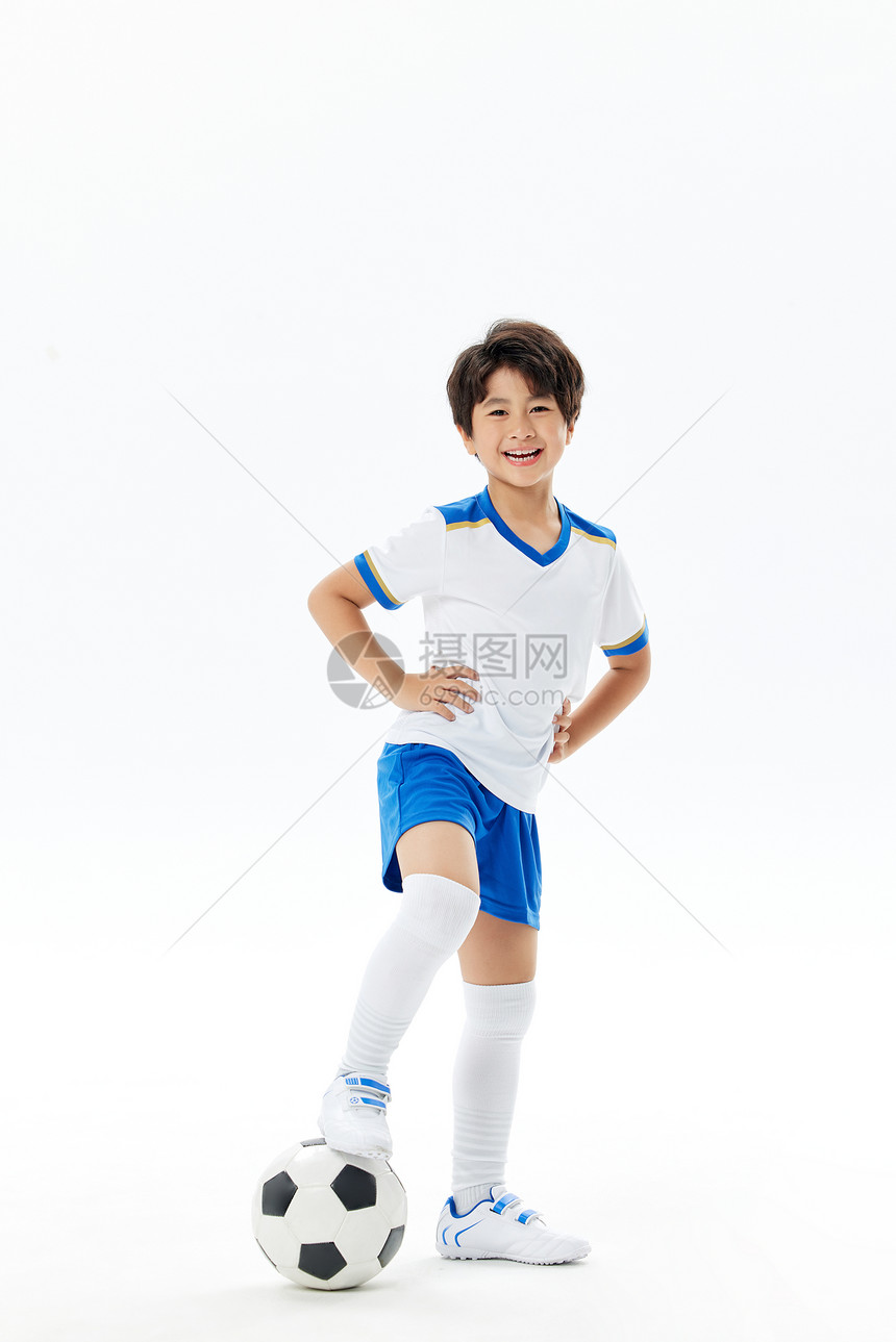 小运动员踢足球图片