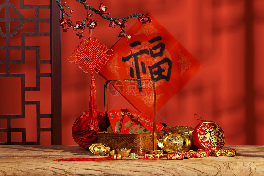 桌面上摆放的新年红包与金元宝图片
