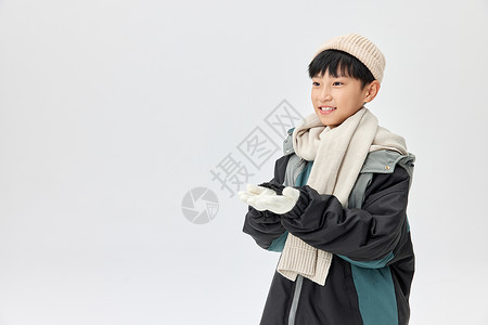 冬季穿羽绒服的小男孩高清图片