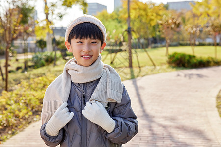 冬天室外的小男孩高清图片