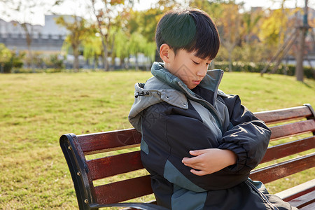 冬季室外的小男孩图片