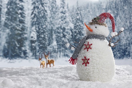 带圣诞帽雪人唯美冬季雪人静物背景
