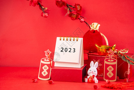 红色背景上的兔年摆件背景图片