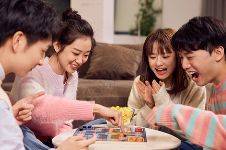 玩图新年素材年轻人聚会玩飞行棋背景