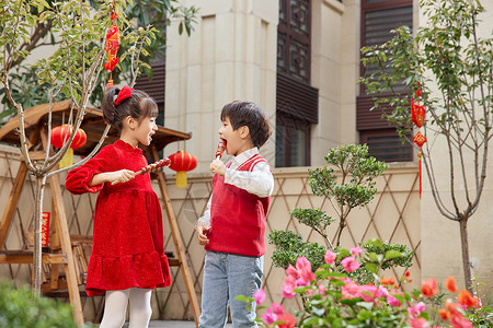 过年在院子里吃冰糖葫芦的孩子们高清图片