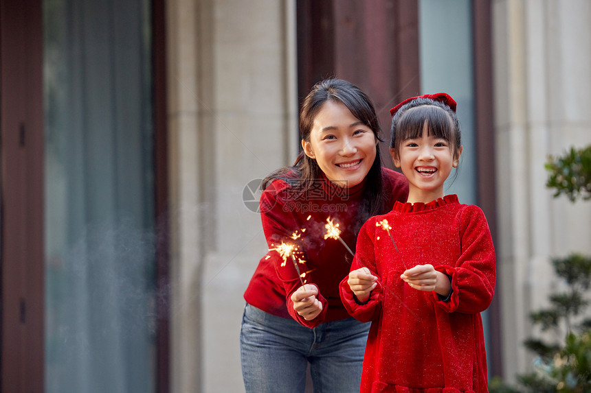 母女在院子里放烟花图片