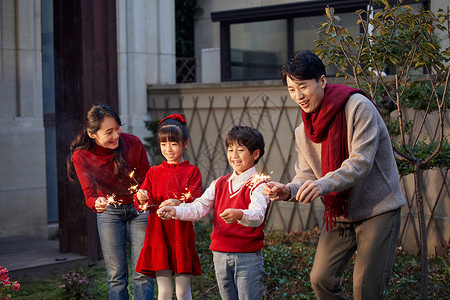 一家人在院子里放烟花高清图片