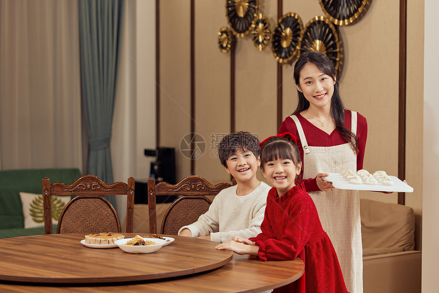 节假日家庭包饺子图片