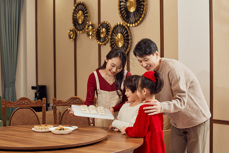 中国传统节气边框新年一家四口开心包饺子背景