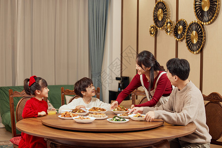 新年一家人餐桌吃团圆饭图片素材