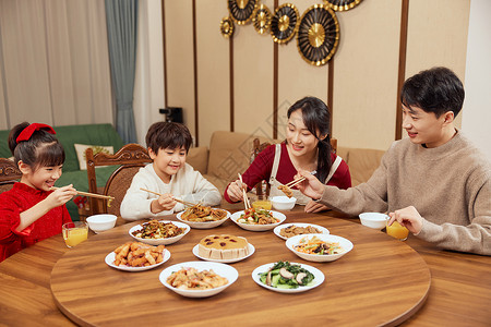 幸福一家人餐桌吃饭跨年高清图片素材