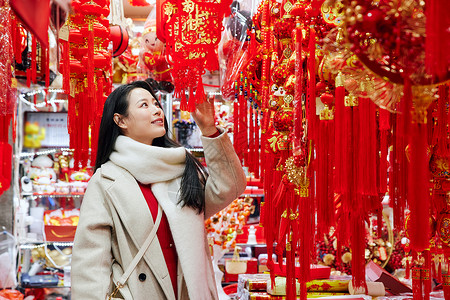 青年女性商店采购年货新年装饰背景图片