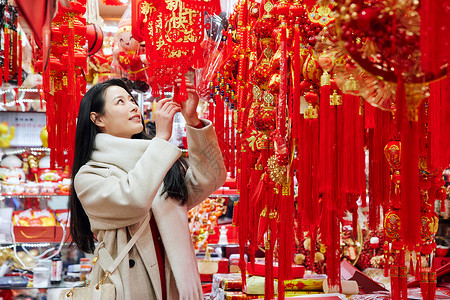 青年女性采购年货新年装饰背景图片