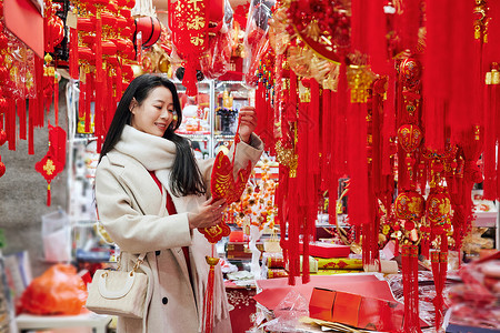 青年女性采购年货新年装饰图片