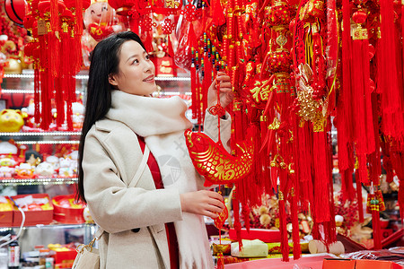 采购年货新年装饰的青年女性背景图片