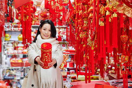 采购新年年货装饰的女性形象背景图片