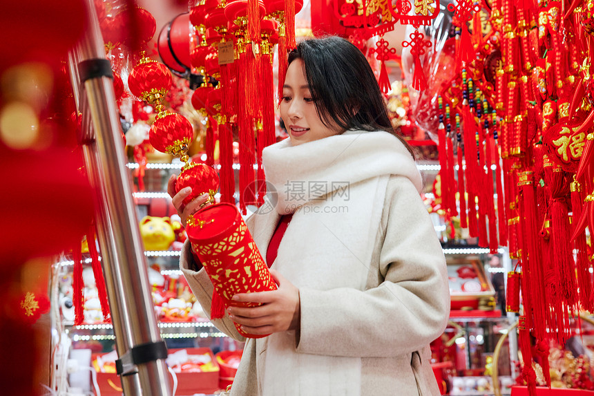 购买年货新年装饰的青年美女图片