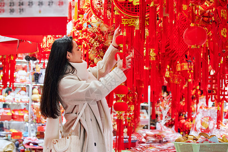 采购新年年货的女性图片