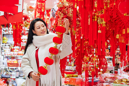 采购新年年货挂件的女性背景图片