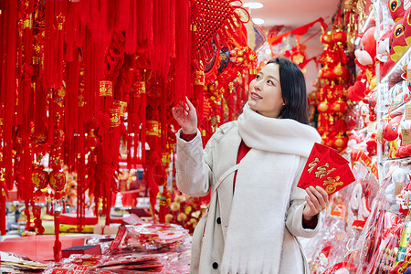 青年女性购买年货新年装饰背景图片