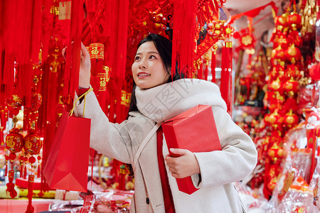 青年女性商店采购新年装饰背景图片