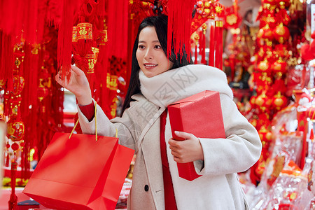 青年女性商店采新年装饰图片