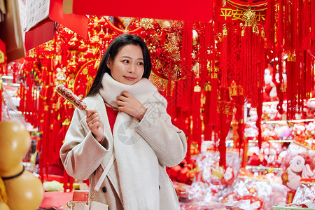 手拿糖葫芦的春节女性图片