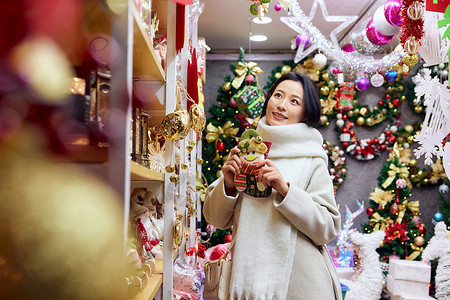 冬日青年女性挑选圣诞装饰背景图片