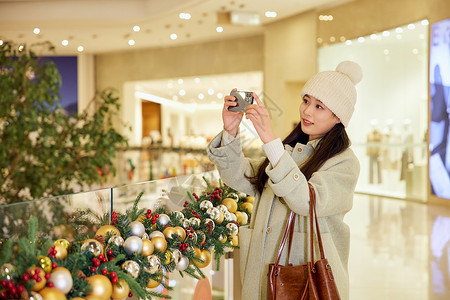 在商场里过圣诞的青年女性背景图片