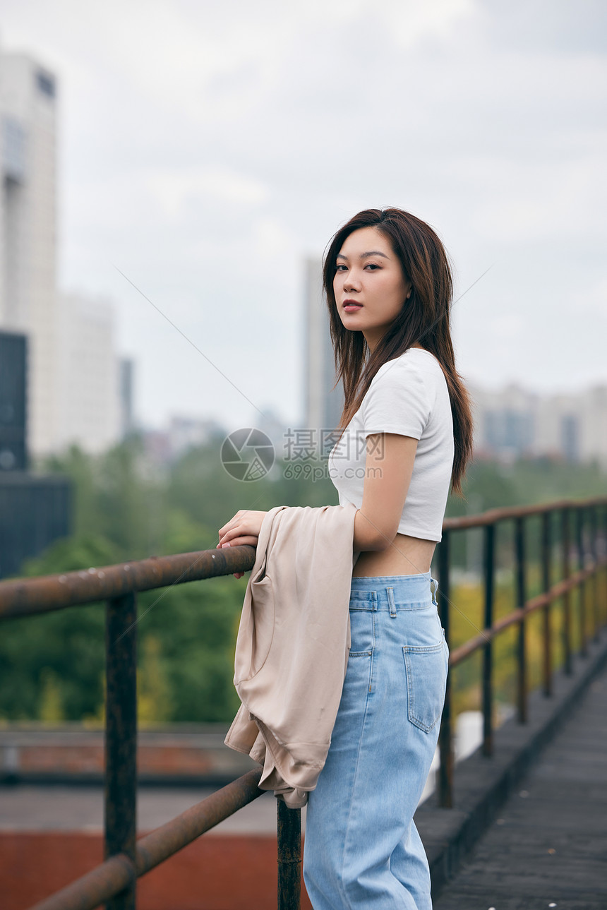 初秋天台情绪感女性图片