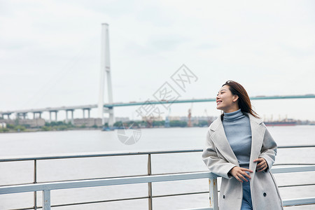 冬季文艺美女江边乘坐游轮旅行上海高清图片素材