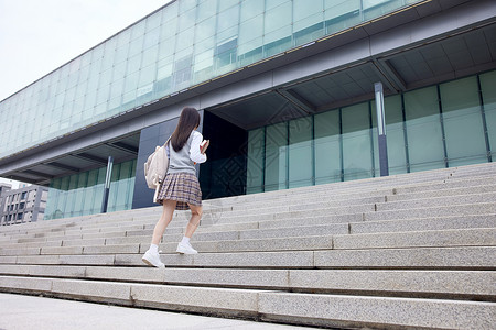 年轻女大学生背影图片