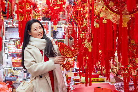 采购新年年货挂件的女性形象背景图片