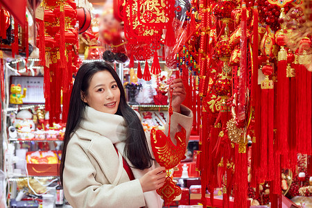 青年美女商店采购新年装饰背景图片