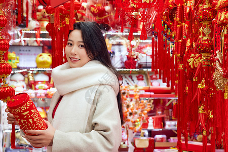 青年女性商店采购新年装饰背景图片