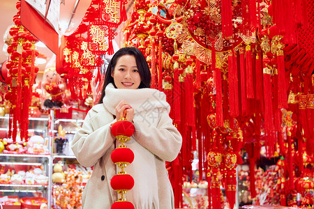 采购新年年货挂件的女性形象背景图片