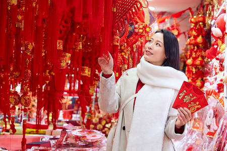 青年女性商店采购新年装饰背景图片