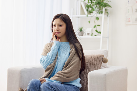 居家女孩换季过敏皮肤痒背景图片