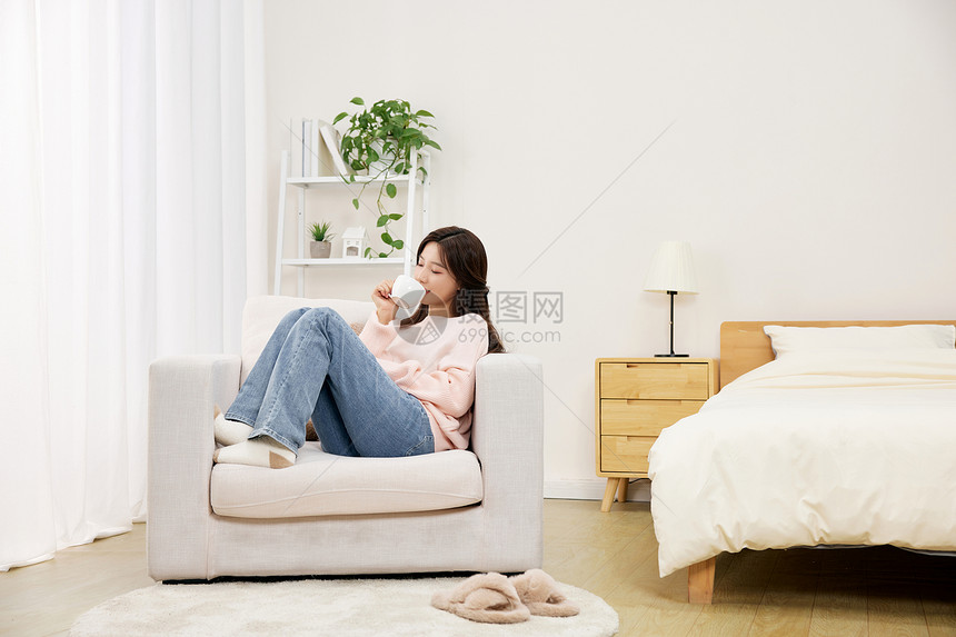 冬季居家青年女性享受下午茶咖啡图片