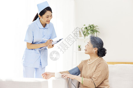 女护工记录老年患者血压量血压高清图片素材