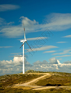 在山顶的白色风力涡轮机图片
