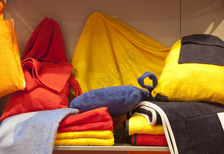 商店里五颜六色的浴袍和毛巾图片