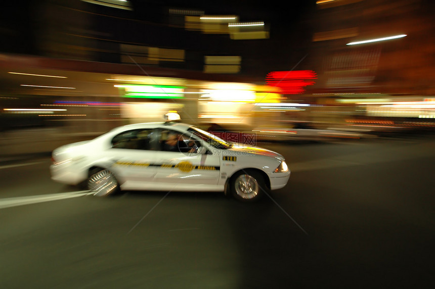 雪梨出租车在拐角的模图片