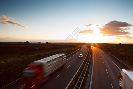 高速公路交通黄昏时高速公路高速公路高速公路上的运动模糊卡车图片