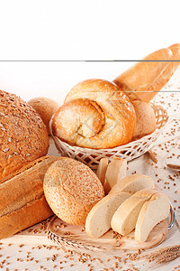 白色背景上的各种烤面包图片