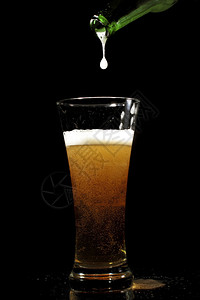 啤酒倒入玻璃杯图片